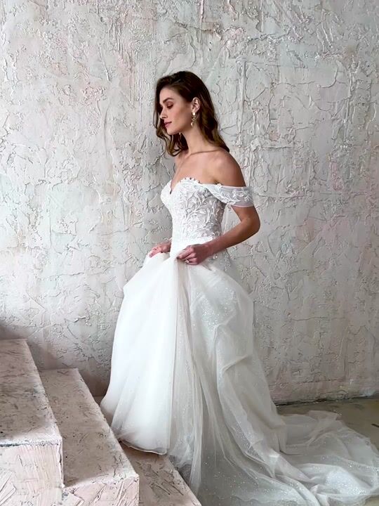 Floral Lace Wedding Dress With Detachable Off-The-Shoulder Straps