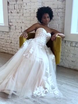 Wedding dress sweetheart neckline hotsell lace overlay